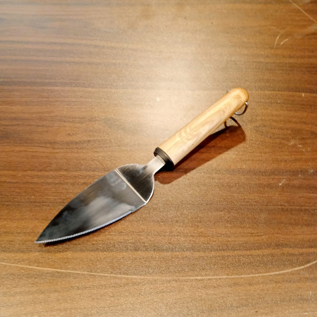 Wooden Handle Cake Lifter